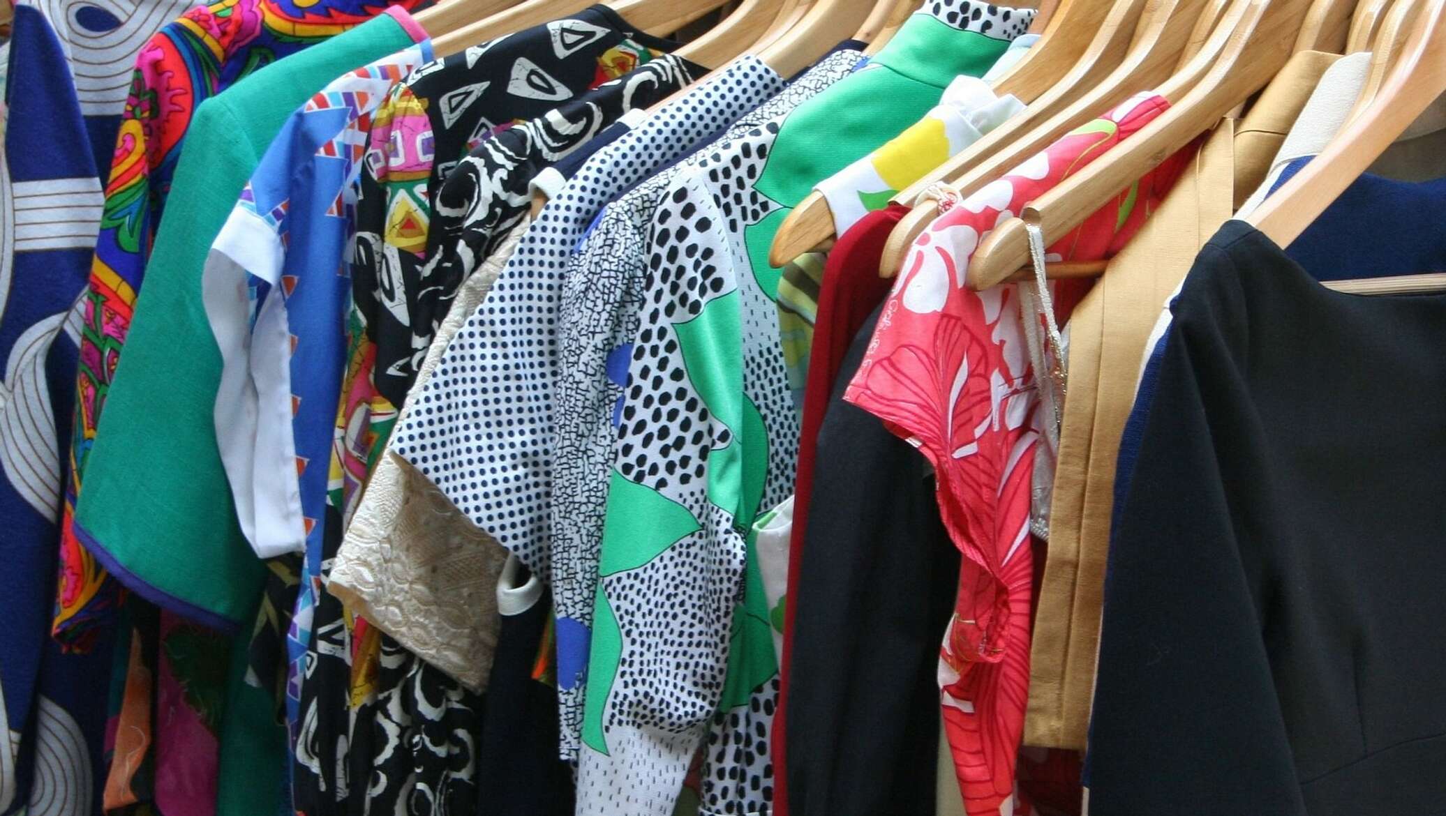 Buying second hand clothes. Старая одежда. Фото одежды. Вещи из синтетики. Продажа одежды.