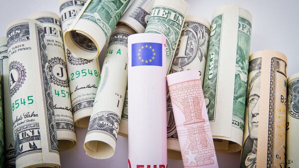 Купюры долларов и евро. Иллюстративное фото - Sputnik Кыргызстан