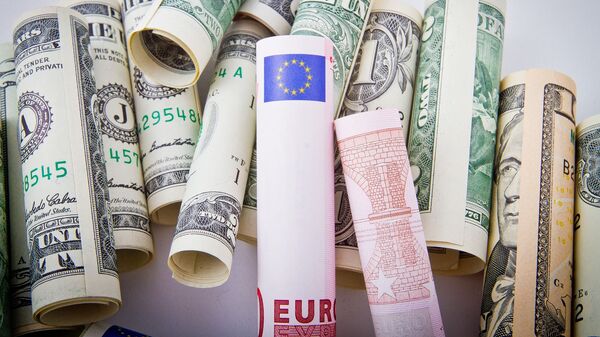 Свертки долларов США и евро разного номинала. Архивное фото - Sputnik Кыргызстан