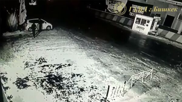 Угон автомобиля в Бишкеке попал на видео — задержаны два подростка и мужчина - Sputnik Кыргызстан