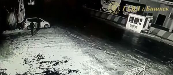 Бишкекте унаа уурдалган учур видеого түшүп калып, эки бала менен чоң киши кармалды - Sputnik Кыргызстан