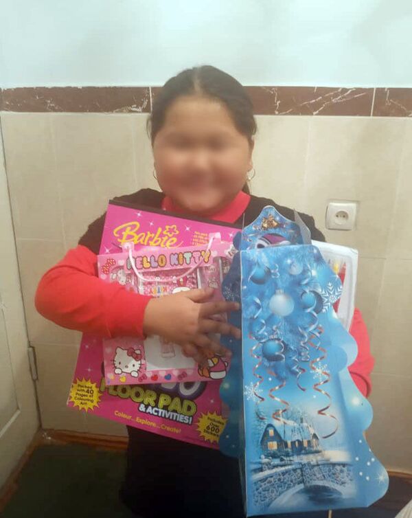 Ыйлап Ташиевге кайрылган окуучу кыздын үй-бүлөсүнө жардам берилди. Сүрөт - Sputnik Кыргызстан