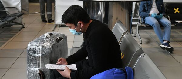 Аэропорттогу жүргүнчү. Архив - Sputnik Кыргызстан