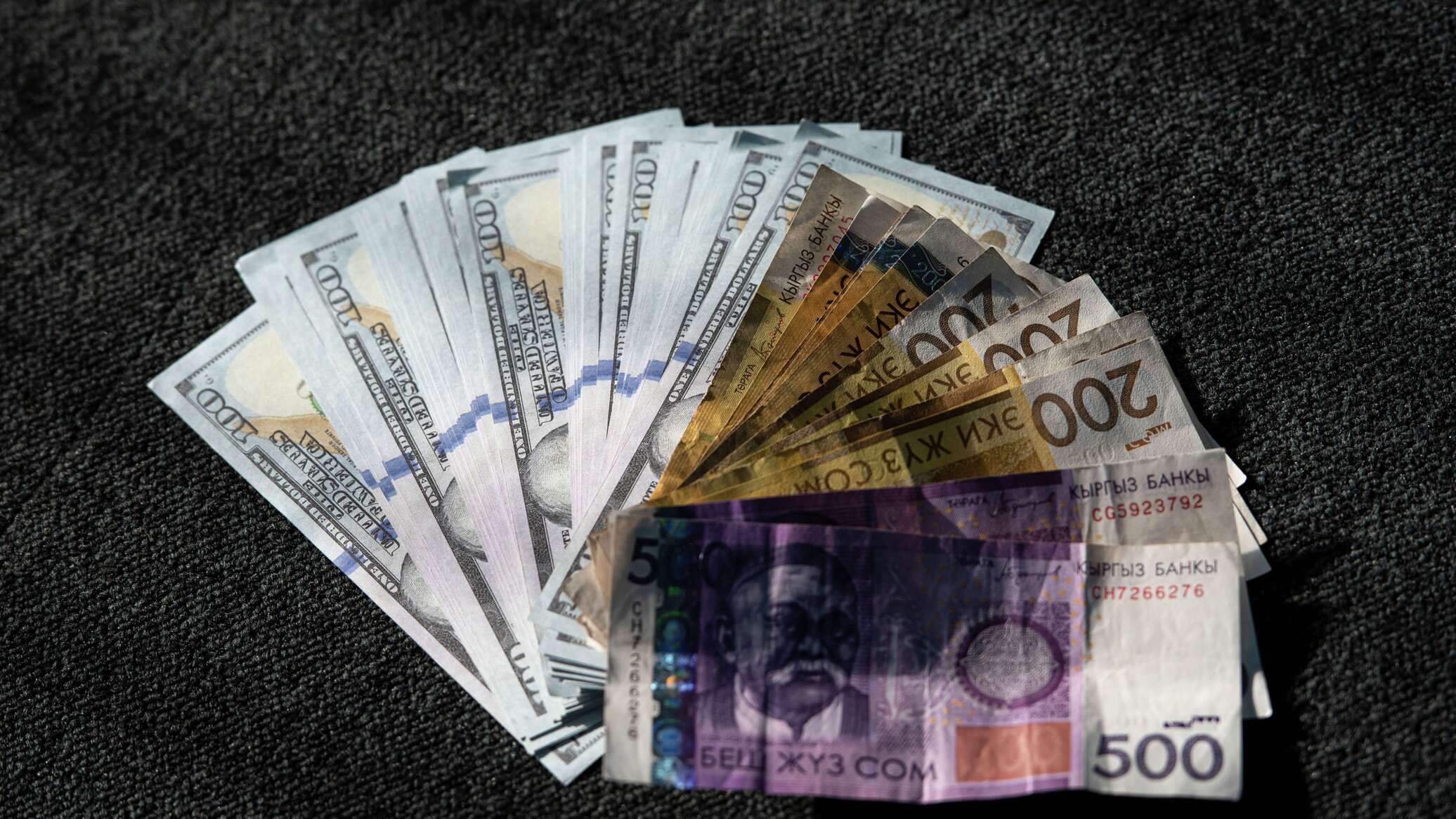 Продать доллары и евро. Сомы деньги. Фотография доллара. Фото мошенника с деньгами. Сом кыргызский 500.
