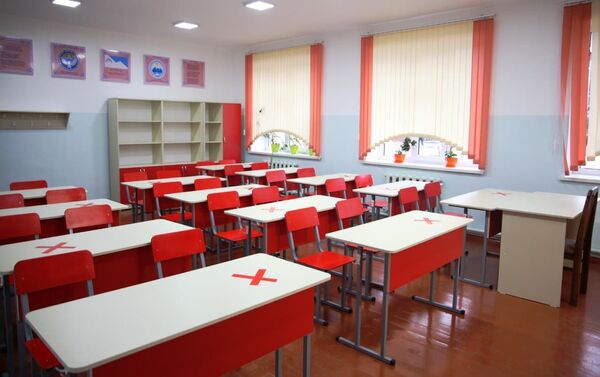 Здание рассчитано на 500 ученических мест, в нем есть столовая, 24 учебных и методических кабинета - Sputnik Кыргызстан