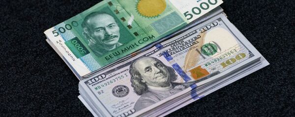 Пачка сто долларовых и пяти тысячных сомовых купюр. Иллюстративное фото - Sputnik Кыргызстан