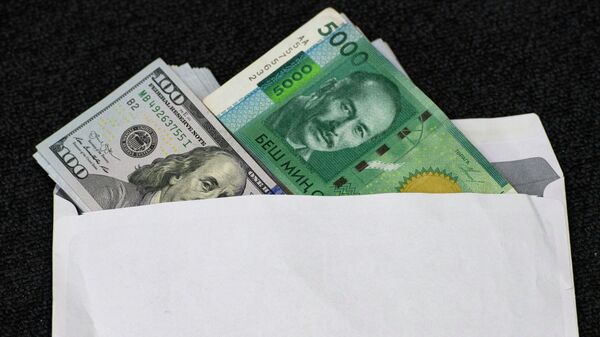 Доллары и сомы в конверте. Иллюстративное фто - Sputnik Кыргызстан