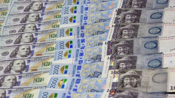 Доллар жана сом купюралары. Иллюстративдик сүрөт - Sputnik Кыргызстан
