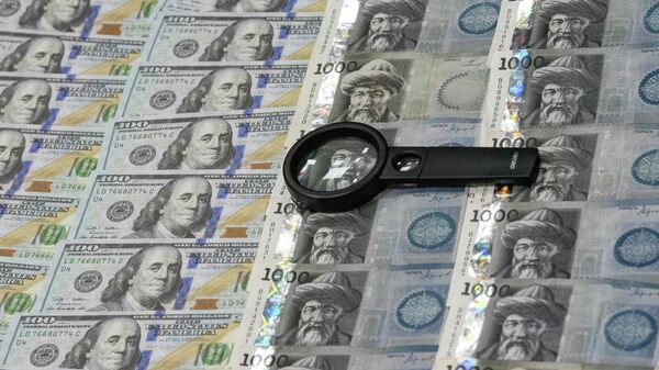 Сомы и доллары США. Иллюстративное фото - Sputnik Кыргызстан