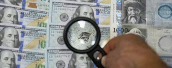Доллар жана сом купюралары. Иллюстративдик сүрөт - Sputnik Кыргызстан