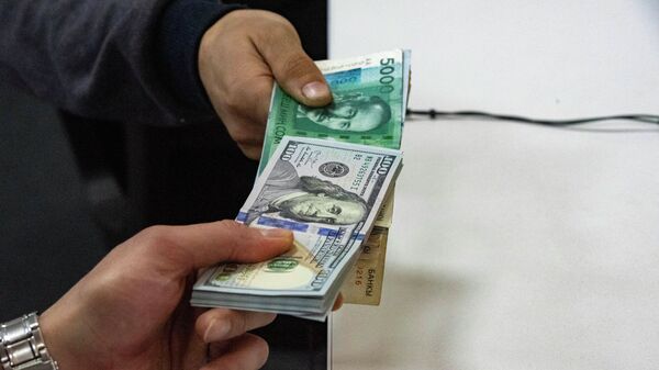 Доллары США и кыргызские сомы. Архивное фото - Sputnik Кыргызстан