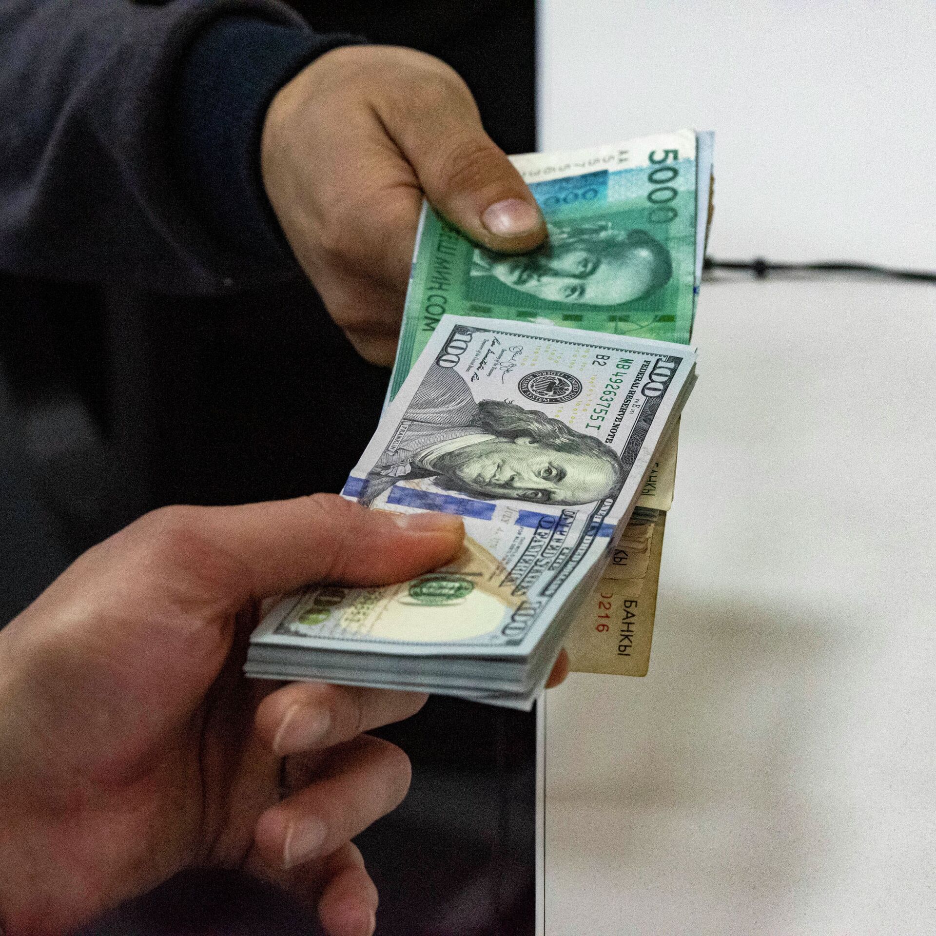 Как формируется курс доллара в Кыргызстане — ответы на главные вопросы -  28.02.2022, Sputnik Кыргызстан