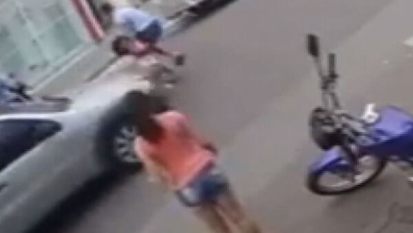 Подросток в последний момент спас сестру из-под колес машины. Видео  - Sputnik Кыргызстан