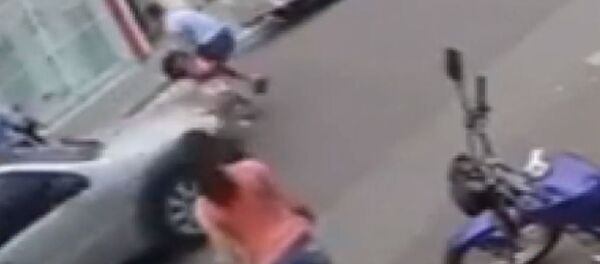 Подросток в последний момент спас сестру из-под колес машины. Видео Подросток в последний момент спас сестру из-под колес машины. Видео - Sputnik Кыргызстан