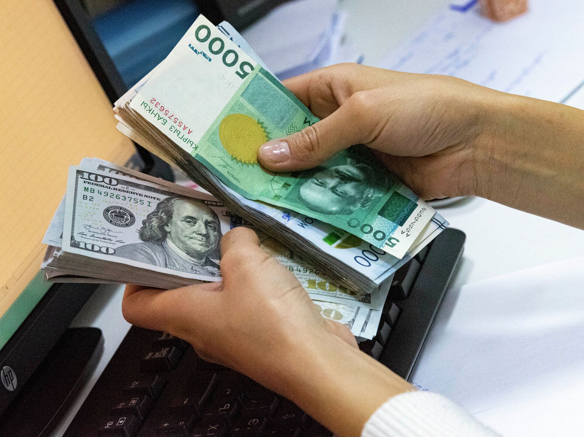 Российские рубли в сомы. Доллар сом. Доллары в сомы. Сомы и доллары валюта. Деньги Кыргызстана.