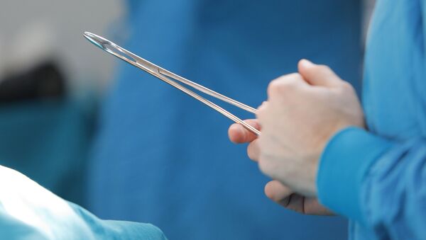 Хирург держит зажим во время операции. Архивное фото - Sputnik Кыргызстан