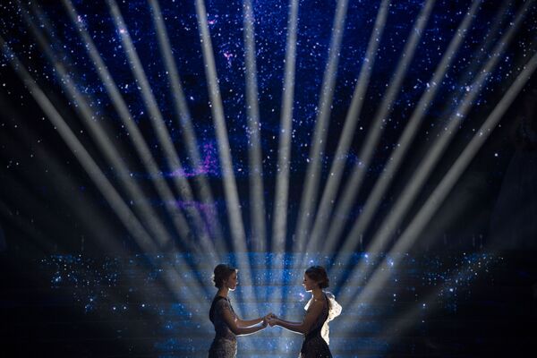 Мисс Нормандия и Мисс Прованс во время ожидания результатов конкурса красоты Мисс Франция-2021 - Sputnik Кыргызстан