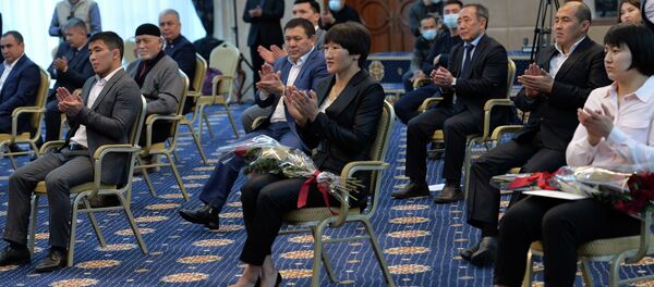 Президенттин милдетин аткаруучу, Жогорку Кеңештин төрагасы Талант Мамытов бүгүн, 23-декабрда, спорттук күрөштүн түрлөрүнөн Дүйнө кубогунда ийгилик жараткан балбандарды, машыктыруучуларды куттуктады - Sputnik Кыргызстан