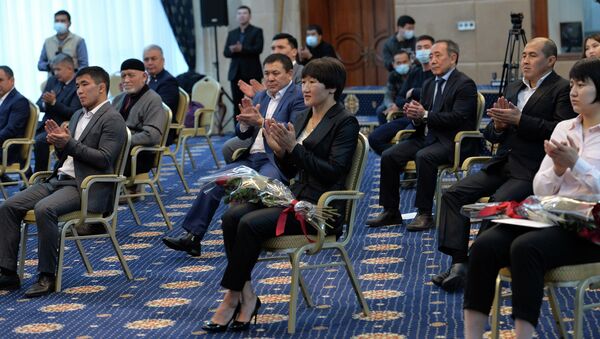 Президенттин милдетин аткаруучу, Жогорку Кеңештин төрагасы Талант Мамытов бүгүн, 23-декабрда, спорттук күрөштүн түрлөрүнөн Дүйнө кубогунда ийгилик жараткан балбандарды, машыктыруучуларды куттуктады - Sputnik Кыргызстан