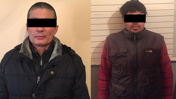 Задержанные жители одного из сел Кара-Сууйского района Ошской области, по подозрению незаконном хранении гранат и наркотиков - Sputnik Кыргызстан