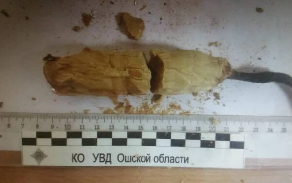 Ранее наркоборцам стало известно, что жители одного из сел Кара-Сууйского района Ошской области незаконно хранят гранаты и наркотики - Sputnik Кыргызстан