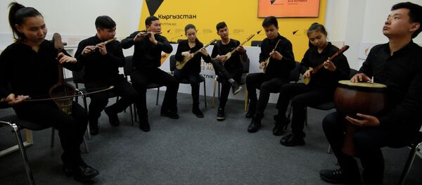Это шедевр! Песня Виктора Цоя на кыргызских инструментах — видео - Sputnik Кыргызстан