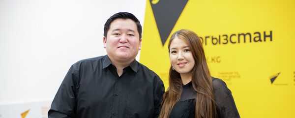 Ырчылар жана жубайлар Аскат Мусабеков жана Миргул Асаналиева Ырчылар жана жубайлар Аскат Мусабеков жана Миргул Асаналиева - Sputnik Кыргызстан