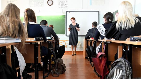 Учитель во время уроков. Архивное фото - Sputnik Кыргызстан