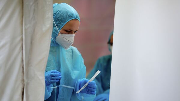 Медицинский работник в центре тестирования на COVID-19 - Sputnik Кыргызстан
