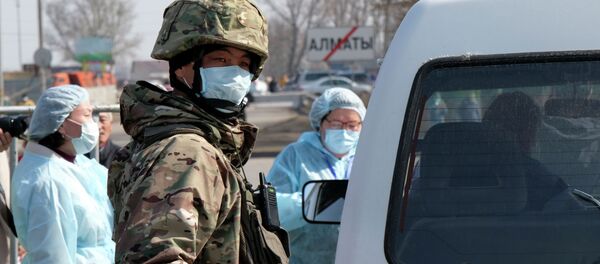 Алмата шаарындагы аскер кызматкери. Архив Алмата шаарындагы аскер кызматкери. Архив - Sputnik Кыргызстан