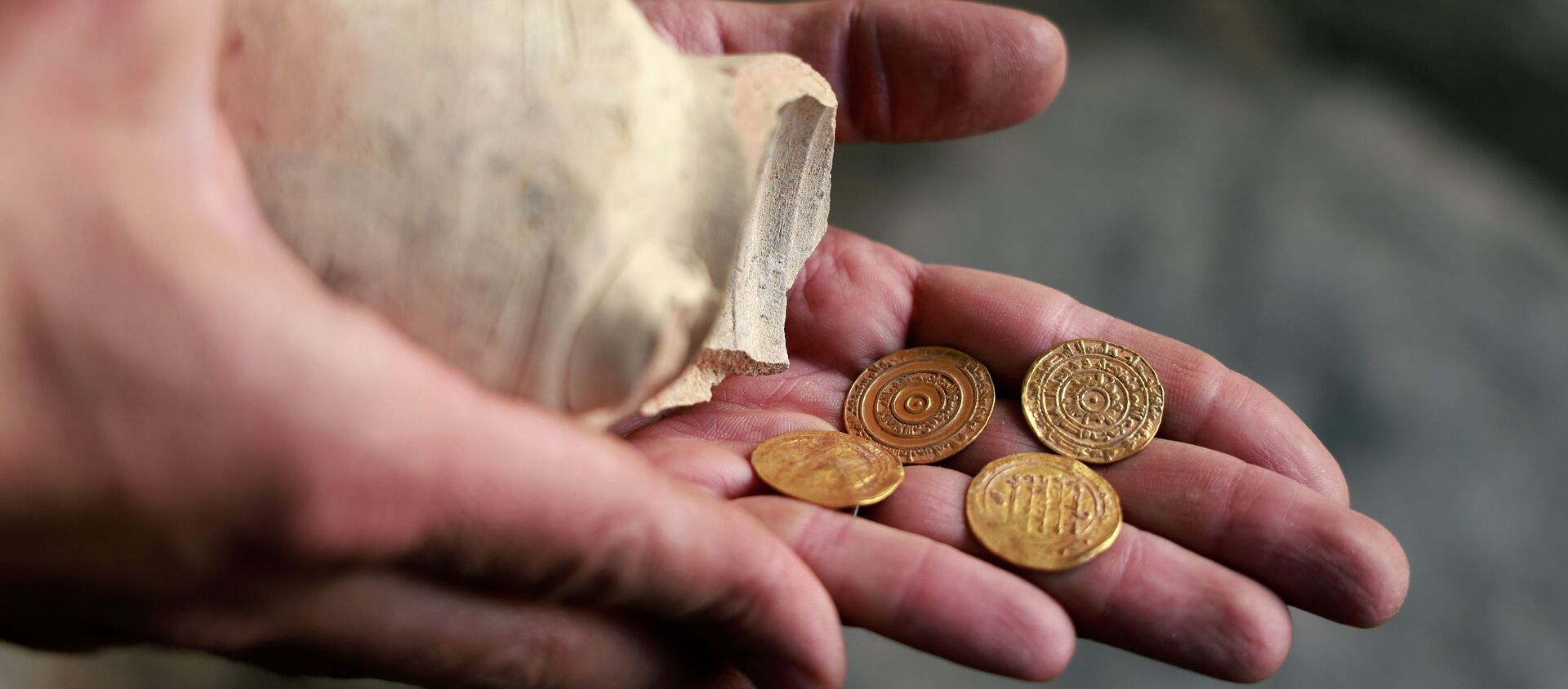 Археолог держит кувшин с золотыми монетами. Архивное фото - Sputnik Кыргызстан, 1920, 25.12.2020