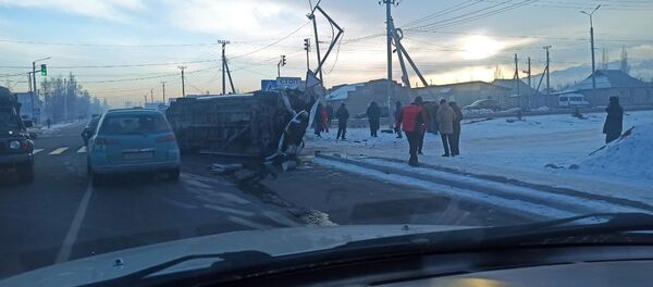  Бүгүн эртең менен борбор калаада эл ташыган маршрутка менен Honda Fit үлгүсүндөгү жеңил унаа кагышты - Sputnik Кыргызстан