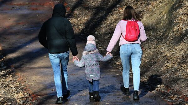 Семья гуляет в парке. Архивное фото - Sputnik Кыргызстан
