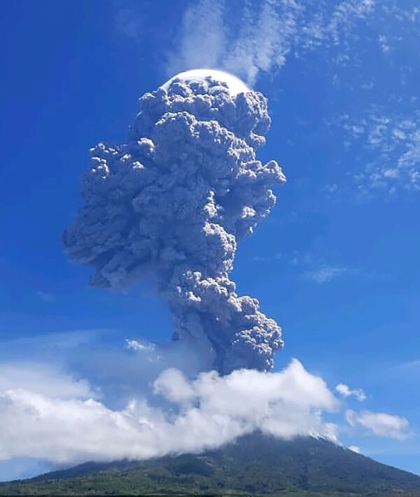 Индонезиядагы Левотоло вулканынын атылышы - Sputnik Кыргызстан