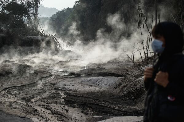 Индонезия, Ява аралындагы Семеру вулканынын атылгандан кийинки көрүнүшү - Sputnik Кыргызстан