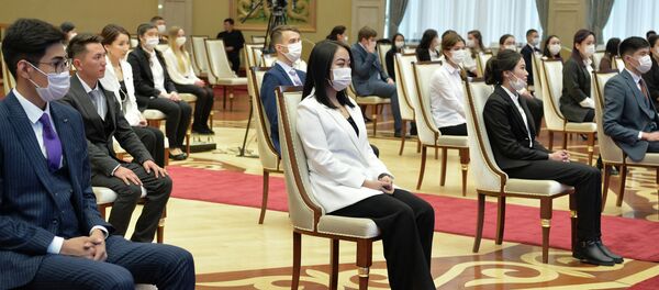 Президенттин милдетин аткаруучу Талант Мамытов Кыргызстандын эң мыкты делген 70 студентине президенттик стипендия тапшырды Президенттин милдетин аткаруучу Талант Мамытов Кыргызстандын эң мыкты делген 70 студентине президенттик стипендия тапшырды - Sputnik Кыргызстан