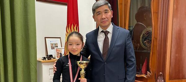 Көркөм муз тебүү боюнча Австрия чемпиону болгон Элес Намазалиеваны КРдин Австрия жана Словакиядагы элчиси Бакыт Жусупов куттуктады - Sputnik Кыргызстан