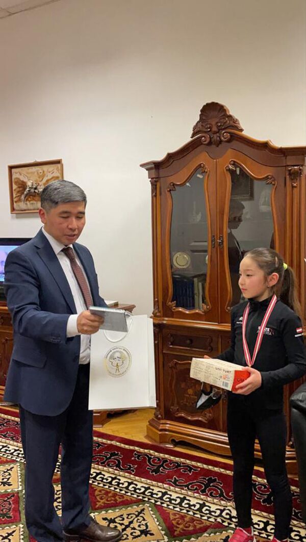 Австрия чемпиону болгон Элеске Кыргызстандын элчиси сыйлык тапшырды - Sputnik Кыргызстан