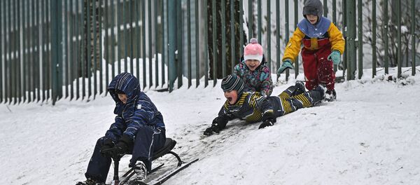Балдар чана тебип жүрүшөт. Архив - Sputnik Кыргызстан