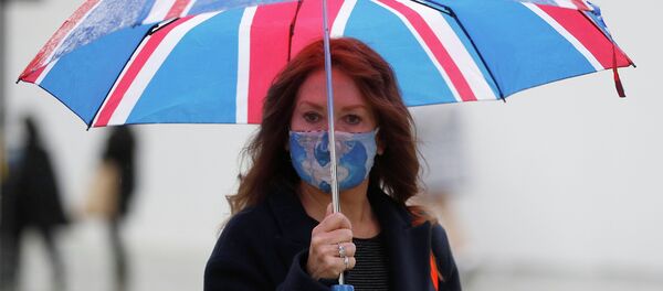 Женщина в маске на Оксфорд-стрит в Лондоне. Архивное фото - Sputnik Кыргызстан