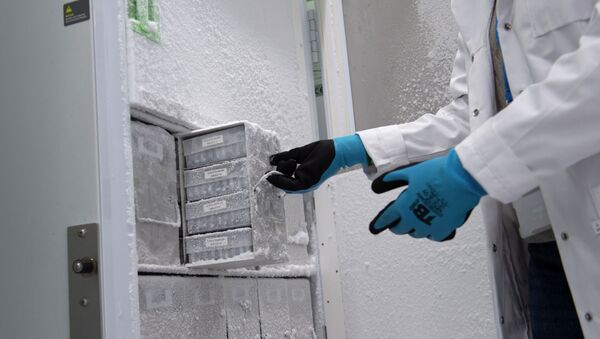 Сотрудник лаборатории открывает морозильную камеру. Архивное фото - Sputnik Кыргызстан