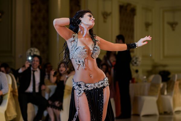  Марокканская исполнительница танца живота во время выступления на свадьбе в Каире  - Sputnik Кыргызстан