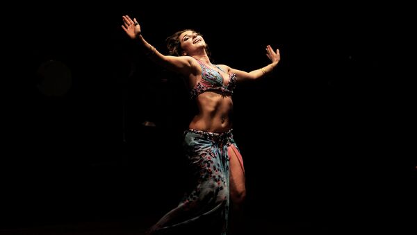 Российская танцовщица во время исполнения танца живота в Каире  - Sputnik Кыргызстан