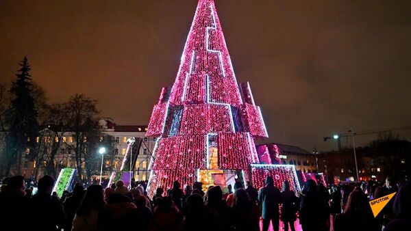 Новогодние елки в Бишкеке и других городах СНГ — видео - Sputnik Кыргызстан