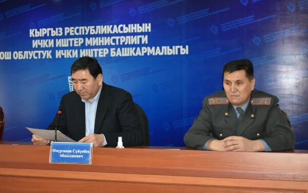 Бүгүн, 26-декабрь күнү, ички иштер министринин биринчи орун басары Сүйүнбек Өмүрзаков Жеӊишбек Абидовду өздүк курамга тааныштырды - Sputnik Кыргызстан