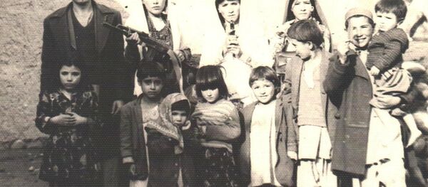 Бахарак айылындагы Элдик демократиялык партиянын мүчөсү үй-бүлөсү менен. Түндүк Афганистан, Бадахшан аймагы, Бахарак уезди. 1980-жыл, март айы. - Sputnik Кыргызстан