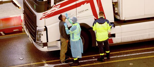 Айдоочуну коронавируска текшерип жаткан медицина кызматкерлери. Архив - Sputnik Кыргызстан