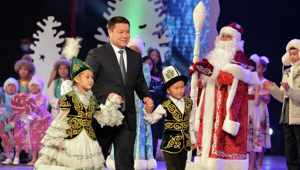 Исполняющий обязанности Президента КР, торага Жогорку Кенеша Талант Мамытов на новогоднем представлении для детей - Sputnik Кыргызстан