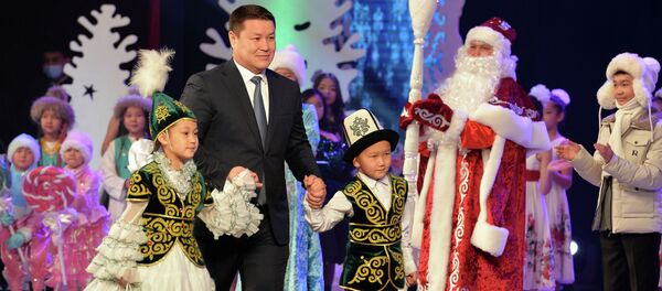 Исполняющий обязанности Президента КР, торага Жогорку Кенеша Талант Мамытов на новогоднем представлении для детей Исполняющий обязанности Президента КР, торага Жогорку Кенеша Талант Мамытов на новогоднем представлении для детей - Sputnik Кыргызстан