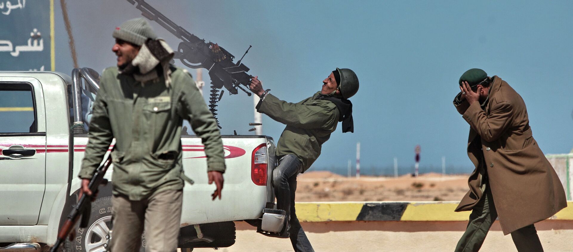 Боец оппозиции стреляет из пулемета в истребитель в городе Рас-Лануф в Ливии. Архивнео фото - Sputnik Кыргызстан, 1920, 27.12.2020